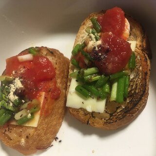 チーズと小葱の、バジルトマトのブルスケッタ